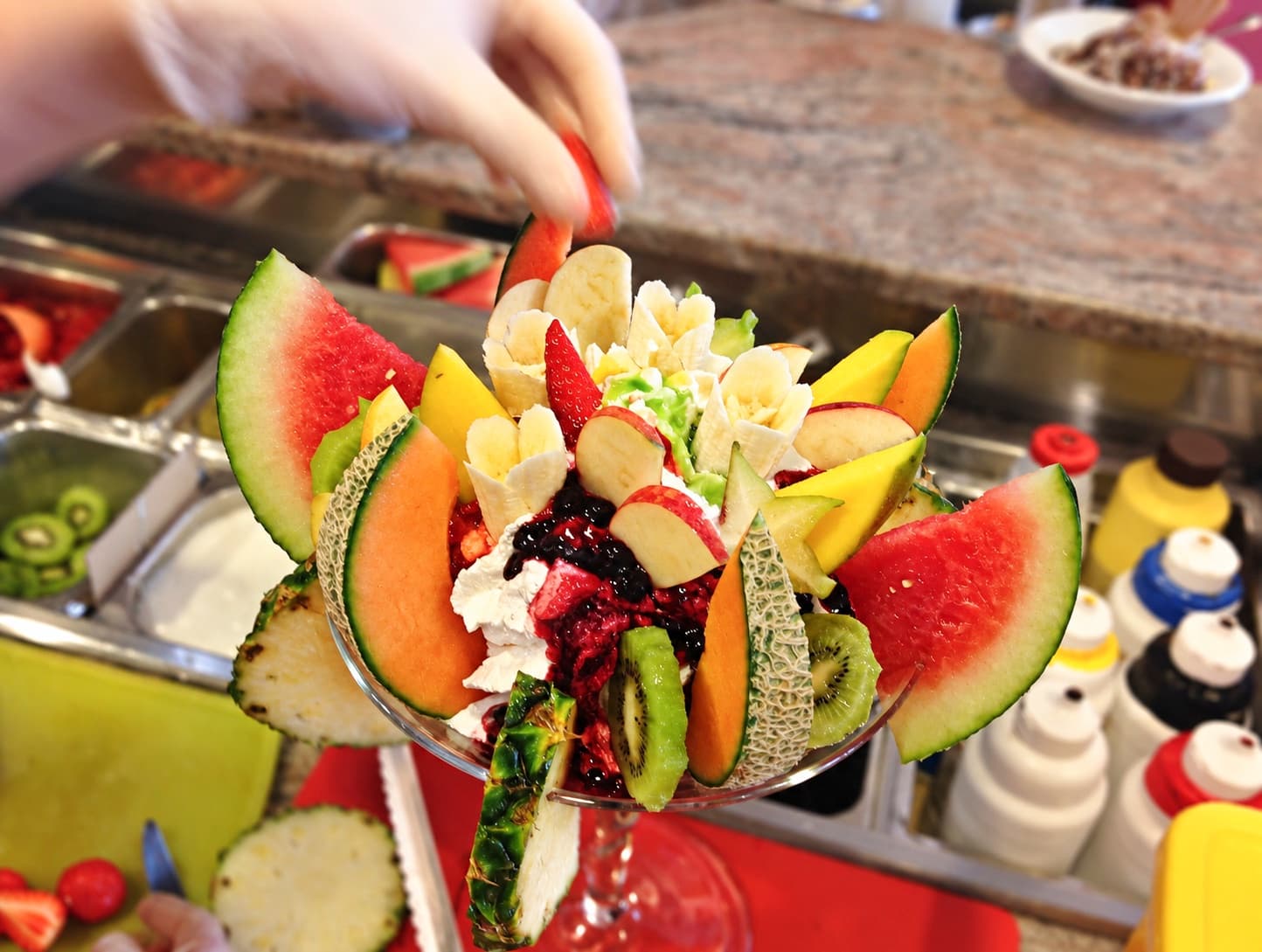 Großer Eisbecher mit Wassermelone, Kiwi, Melone und Beeren